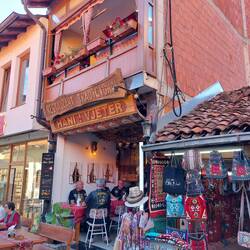 Unser Esslokal. Slowenische Biker sind auch da. Also Pensis halt. 😂😂😂