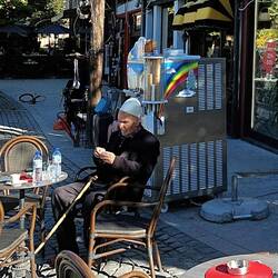 Der erste Albaner mot dem traditionellen Hut vor der Eismaschine 😂😂