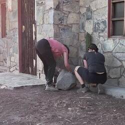 Side Quest: Finde den Schlüssel zur Unterkunft. Tipp: Nutze dein Smartphone für weitere Infos