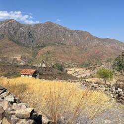 Einzelne Hütten stehen in der Landschaft herum