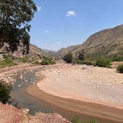 Wir laufen entlang eines recht trockenen Flussbettes
