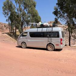 Mit einem kleinen Van lassen wir uns von Sucre zum Startpunkt der Wanderung fahren