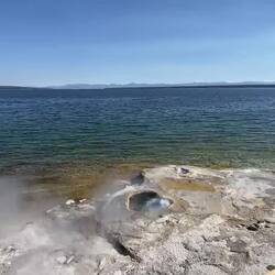 Geysire direkt am Yellowstone-See
