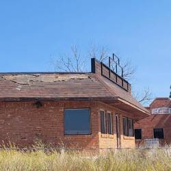 Verlassene Poststation mit Truckstop