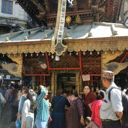 Andrang vor dem Tempel