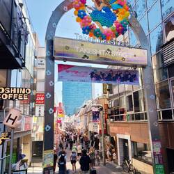 Eine berühmte Shoppingstraße in Shibuya