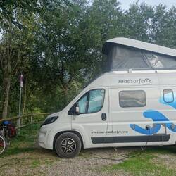 Fahrrad neben Camper