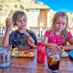 Nach dem Wandern besuchten wir noch den kleinen Sandstrand in Kolympia, mit Tzatziki und Pita
