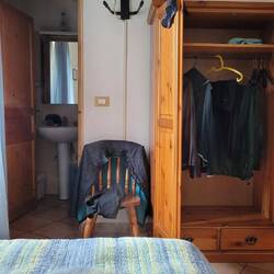 In einem kalten Zimmer wird das Zeug nur mit viel Föhnen trocken...