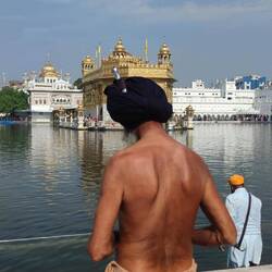 Der Kirpan, kleiner Sebel oder Dolch, kommt mit zum Bad. https://de.m.wikipedia.org/wiki/Kirpan#