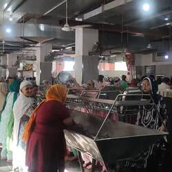 Eine vom mehreren, nach Geschlecht getrennte, Abwaschstrasse