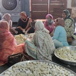 Eine kleine, aufgestellte Köchinnen-Gruppe für "Teigtaschen"