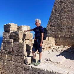 Den Blick aufs ferne Alexandria auf der anderen Seite des Meeres gerichtet