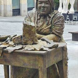 Nougatverkäuferin. Traditonsreiches Handwerk dem ein Denkmal gewidmet wurde