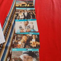 Währenddessen lässt sich Tanja ihre Zukunft legen (sieht gut aus!)