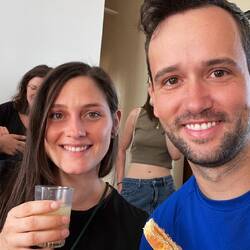 Mit einem traditionellen Getränk und Gebäck starten wir in den Sprachkurs