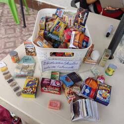 Kleine Nachbildungen von Lebensmitteln sollen helfen, damit die Ahnen für Reichtum sorgen