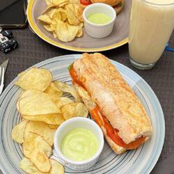 Sandwich mit Chips + Milchshake. Man gönnt sich ja sonst nichts