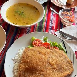 Das wohl typischste Essen Boliviens: Huhn mit Reis und einer Suppe als Vorspeise