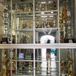 Fast so groß wie Andis Boule-Turnier-Pokalschrank