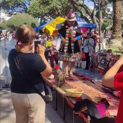 Eine random Modenschau auf dem Hauptplatz von Sucre