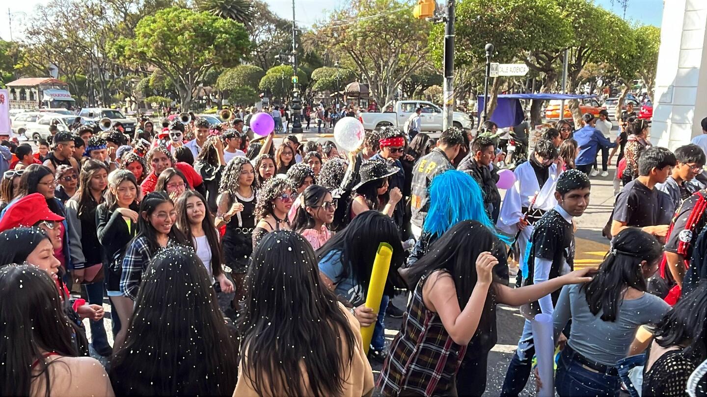 Einer zahlreicher Straßenumzüge in Sucre