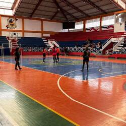 In der Stadt gibt es mehrer solcher von außen unscheinbaren/versteckten Sporthallen