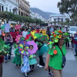 In beeindruckenden Kostümen wird gegen den Klimawandel protestiert