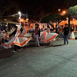 Wir schauen uns einen traditionellen bolivianischen Tanz an