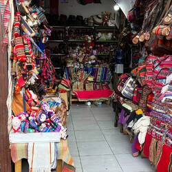 Ein farblich typischer Laden in Bolivien