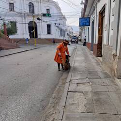 Sogar die Straßenfegerinnen sind top gekleidet!