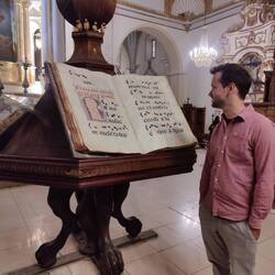 Ob Andi die großen Noten endlich beim Treffen der Töne helfen?