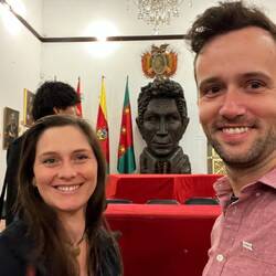 Wir mit dem echten Simón Bolivar im "Haus der Freiheit"