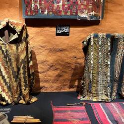 Traditionelle Kleidung wird hier ausgestellt