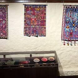 Von Hand werden über Monate hinweg solche farbenfrohen Wandteppiche gewoben