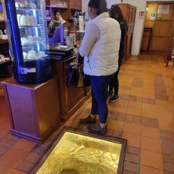 ...im Cafe stellt man stolz die Fundstücke der Kirche aus (s. Boden).