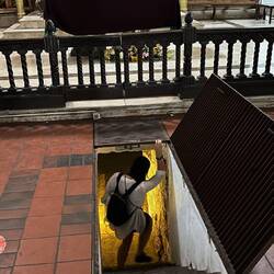 Wir dürfen einen Blick in einen Raum unter dem Altar werfen.Hier dürfen wir nicht fotografieren,aber