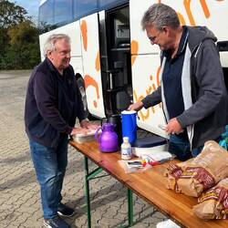 Pause mit Frikadellen, Senf und Brötchen