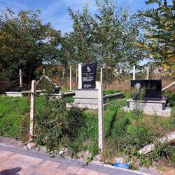 Immer wieder. Gräber mitten in der Wiese.