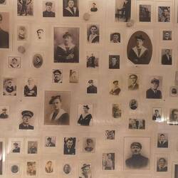 Gedenktafel an verschollene Seeleute in Saint Mathieu