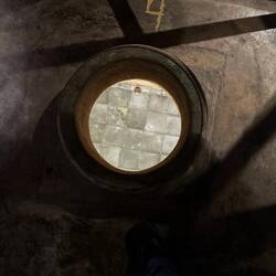 Blick in einen der Tanks durch das Guckloch