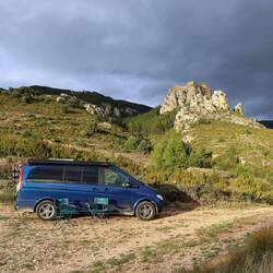 Schönster Apéroplatz unterhalb der Burg Loarre