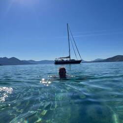 Eric swimming back after pushing Carla into the right position for her photo!