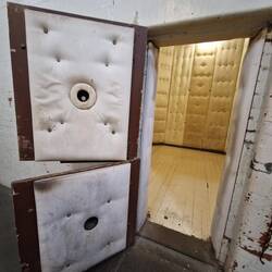 Zelle im Gebäude des Watchhouses welches bis 1994 genutzt wurde