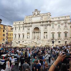 Trevi Brunnen mit Touristen