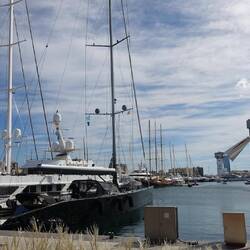 Der Hafen mit luxuriösen Segelyachten
