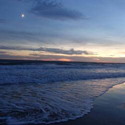 Und das wellig, aber warme Meer lädt noch zum Baden ein