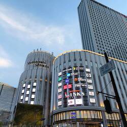 Einkaufstempel, rechts Hotel