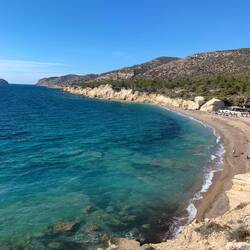 Fourni Beach am Fuß der Höhlenkirchen
