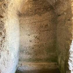 Höhlenkirche oberhalb des Meeres ins Gestein gehauen